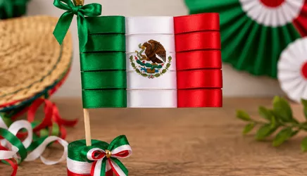 Bandera mexicana decorativa hecha con papel texturizado, con el escudo nacional y una base de madera tipo paleta
