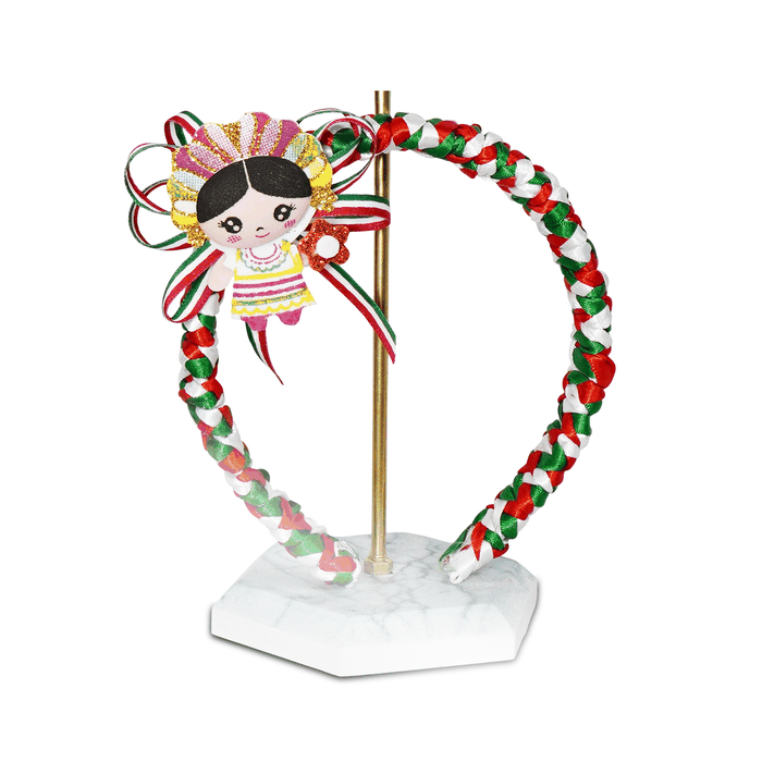 Animación de una diadema decorada con un moño tricolor y una figura de muñeca mexicana