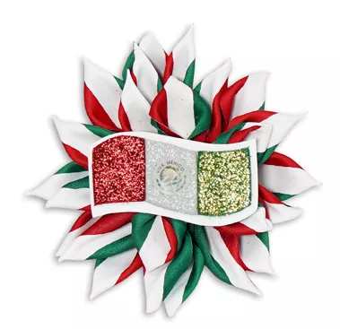Flor decorativa tricolor hecha con listones verdes, blancos y rojos con un centro con brillantina y el mapa de México