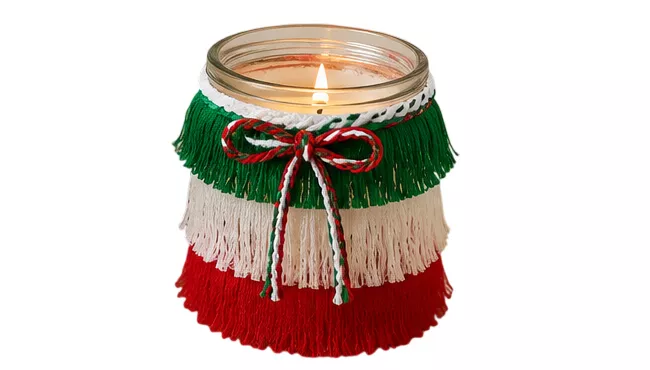 Frasco de vidrio decorado con listón tricolor y una etiqueta que dice Viva México, Fiestas Patrias, usado como macetero