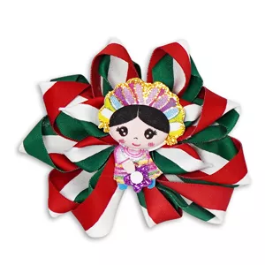 Adorno artesanal en forma de flor con listones tricolores verde, blanco y rojo, con una figura de muñeca mexicana en el centro