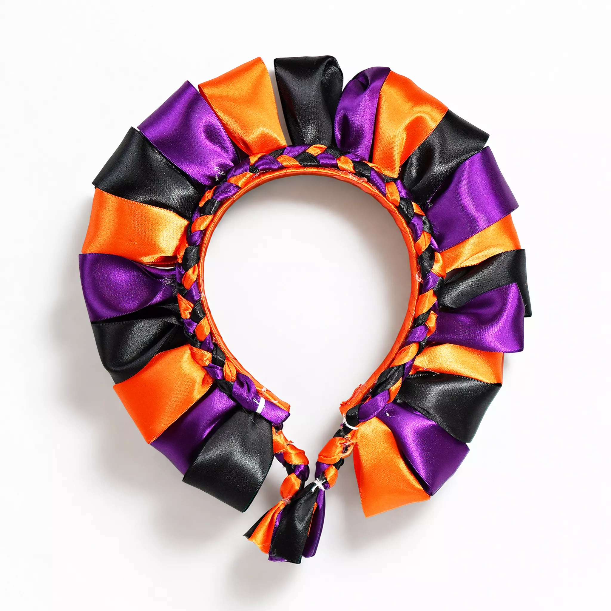 Diadema forrada con pétalos de listón satinado morado, naranja y negro y una trenza al frente