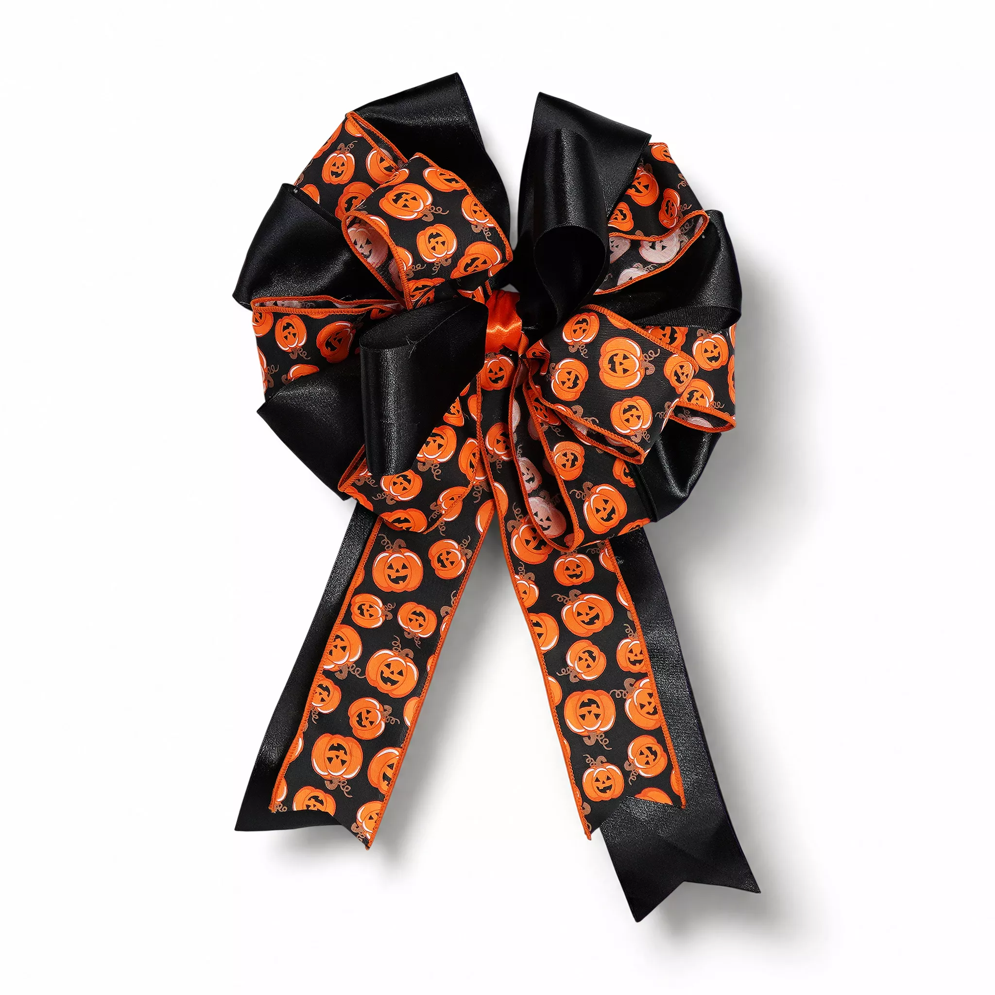 Moño de listón negro con estampado de calabazas naranjas y listón satinado negro