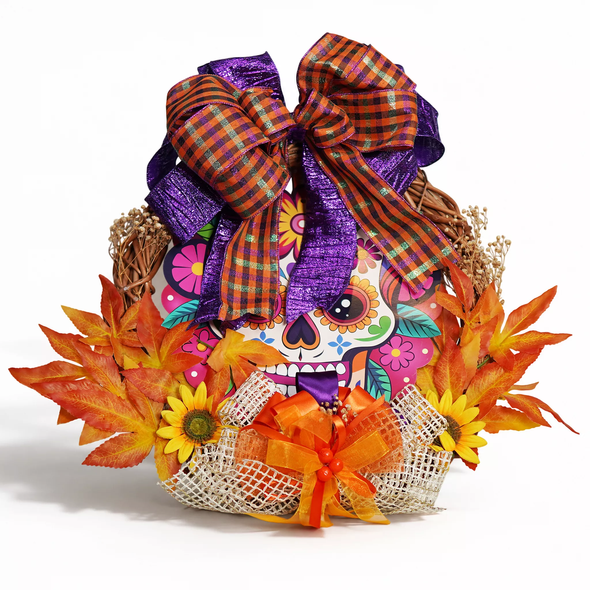Corona con calavera decorada, moño de listón a cuadros morado y naranja, red de algodón y girasoles