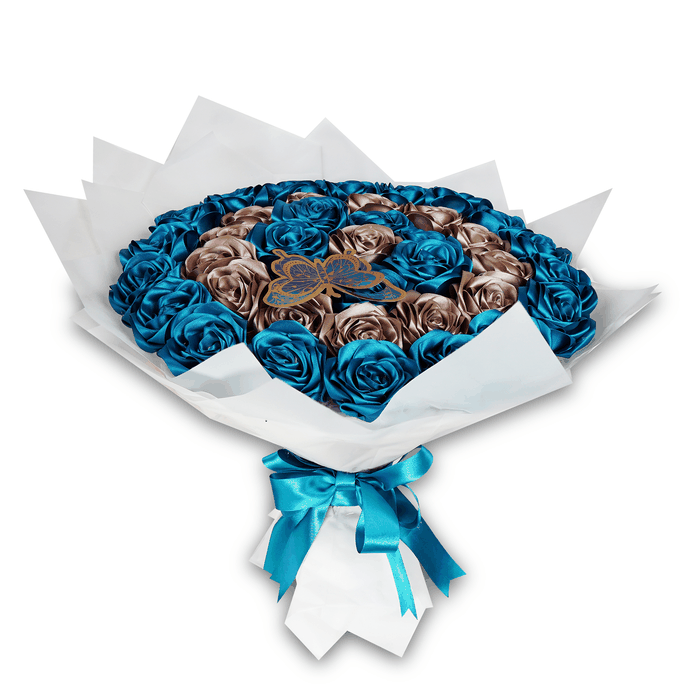 Ramo eterno de rosas de listón azul zafiro y toffy con papel blanco